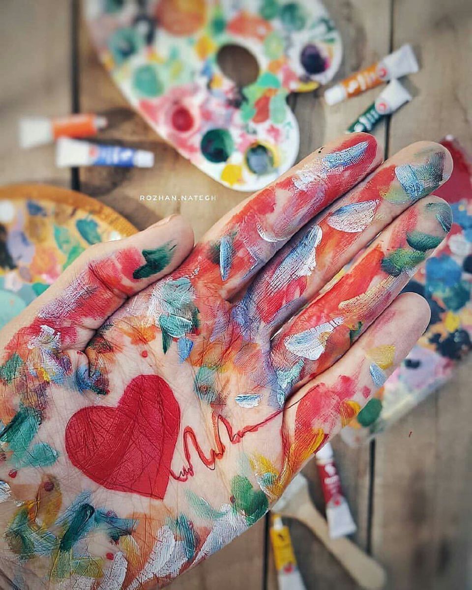 Mujer en Proceso creativo de arteterapia para expresar emociones y mejorar el bienestar emocional