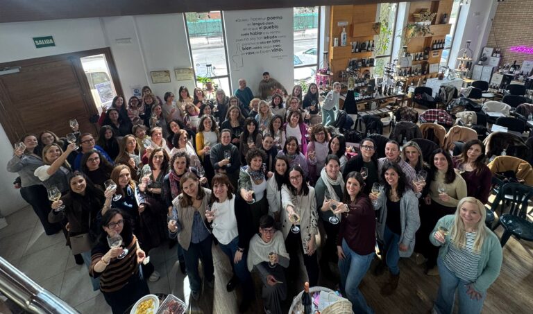 Mujeres en evento de crecimiento personal conectando con sus emociones durante el 8M