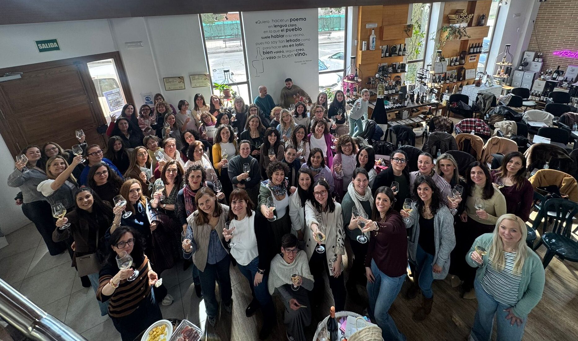 Mujeres en evento de crecimiento personal conectando con sus emociones durante el 8M
